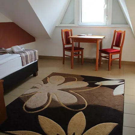 Auguszta Hotel Es Diakszallo Debrecen Exterior foto