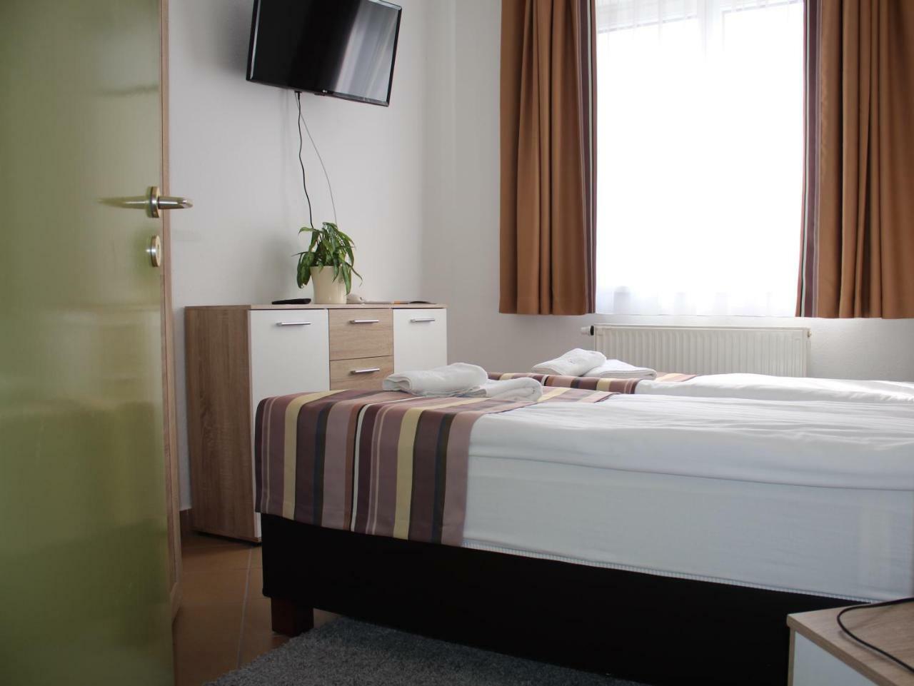 Auguszta Es Diakszallo Hotel